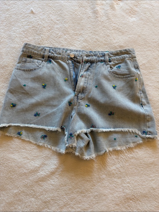 Pink Lily Pants - Pink Lily Light Wash Denim Shorts with Tiny Floral Embroidery
